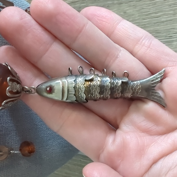 Vintage Orange Lucite Articulated Fish Necklace - Picture 4 of 7